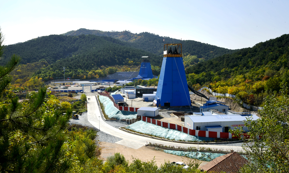 同時(shí)，中國(guó)五礦抓緊推進(jìn)選礦廠主體工程建設(shè)，3月26日正式開(kāi)標(biāo)，目前正在加緊組織施工隊(duì)伍進(jìn)場(chǎng)，確保選礦廠主體工程順利開(kāi)工建設(shè)。