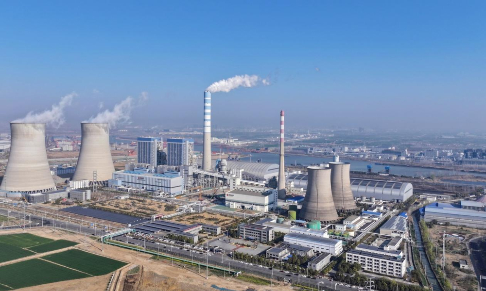 江蘇宿遷公司1×B50兆瓦燃煤背壓熱電聯產項目建設正如火如荼進行，作為國內首臺套500噸每小時等級塔式鍋爐，建成后供熱能力達到350噸/小時，對區域供熱的安全性、經濟性、可靠性產生較大影響。丁一 攝