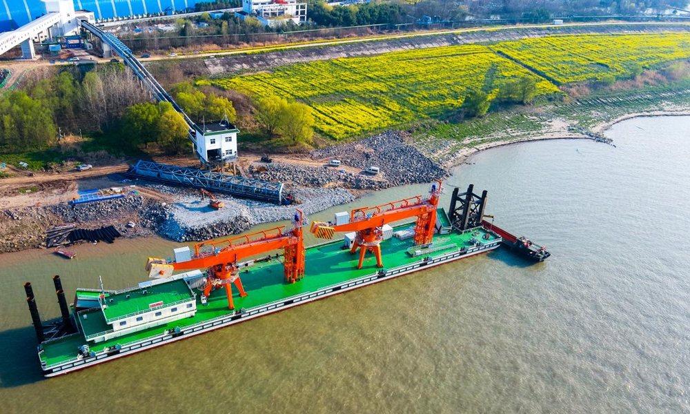 春江畔，國內首臺套螺旋卸船機浮碼頭在安徽公司池州電廠順利靠泊，該廠二期碼頭改造工程進入最后沖刺階段，即將為電廠穩定供能及區域能源保障注入新活力。王曦敏 攝