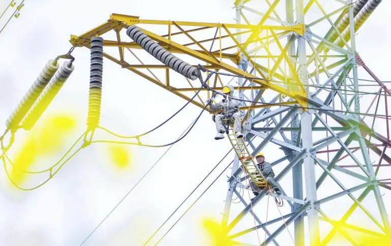 國家電網重慶長壽供電公司工作人員開展220千伏長莊西線帶電消缺作業。