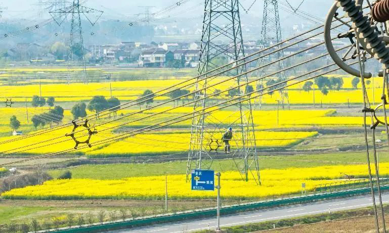 國家電網安徽省電力有限公司工作人員檢修±800千伏復奉線安徽段。
