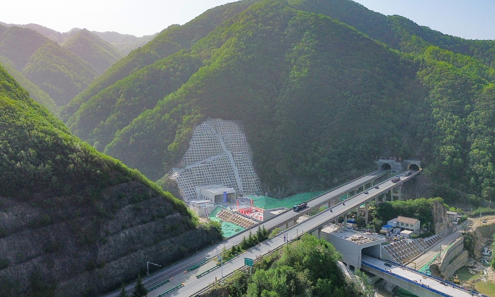 近日，由中國鐵建所屬鐵一院勘察設計、中鐵十八局承建的西十高鐵秦嶺馬白山隧道順利貫通，這是全國目前已貫通的最長高鐵隧道，該隧道的貫通標志著西十高鐵建設取得突破性進展。圖為馬白山隧道外景。