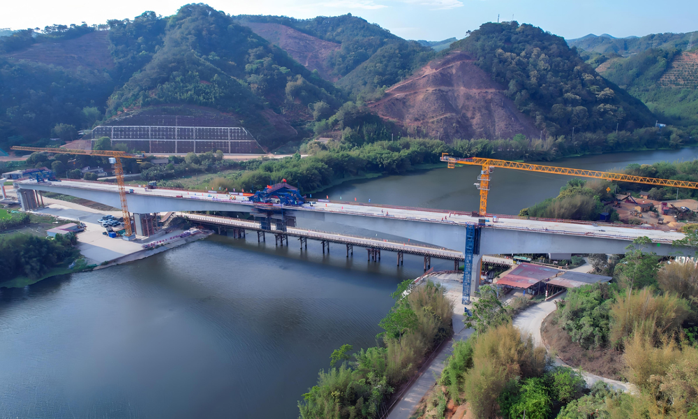繡江特大橋位于容縣浪水鎮(zhèn)長壽村，大橋全長520米，主橋?yàn)?3米+160米+93米剛構(gòu)-連續(xù)組合梁橋。項(xiàng)目施工難度大，安全風(fēng)險(xiǎn)高，為標(biāo)段內(nèi)控制性工程。