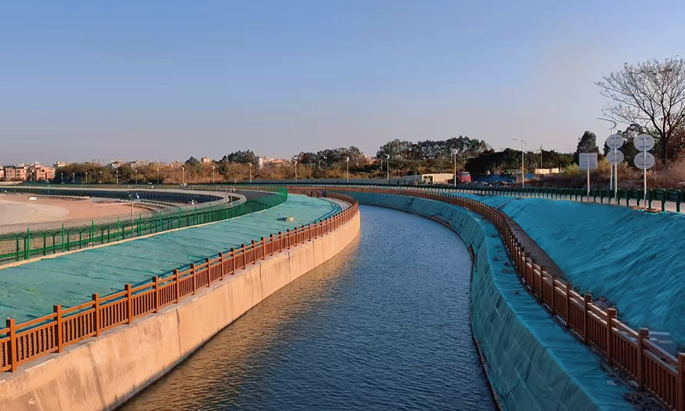 由中國建筑旗下中建一局承建的廣州白云機(jī)場三期景觀河項(xiàng)目，是廣州市重點(diǎn)工程，項(xiàng)目位于廣東省廣州市，是廣州白云機(jī)場三期配套的防洪排澇景觀河，項(xiàng)目充分利用自然排水系統(tǒng)，構(gòu)建低影響開發(fā)雨水系統(tǒng)，并通過海綿城市建設(shè)優(yōu)化地表海綿體，將機(jī)場打造成為“小雨不積、大雨不澇、地面潔凈、生態(tài)美觀”的海綿型機(jī)場。