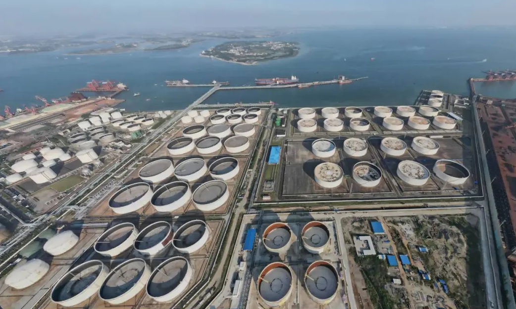 由中國建筑旗下中建三局承建的中航油湛江基地項(xiàng)目一期工程，是廣東省重點(diǎn)建設(shè)項(xiàng)目，項(xiàng)目位于廣東省湛江市霞山區(qū)，共17個(gè)儲罐單體，總庫容27.7萬立方米，包含原油、成品油、堿液及化學(xué)品罐組，消防水設(shè)施金屬儲罐罐體安裝工程，助力湛江打造現(xiàn)代化石油石化產(chǎn)品倉儲物流服務(wù)體系，確保區(qū)域能源供應(yīng)的穩(wěn)定性和安全性，保障粵瓊桂地區(qū)和西南地區(qū)腹地現(xiàn)代化石油石化產(chǎn)品倉儲物流業(yè)務(wù)發(fā)展。