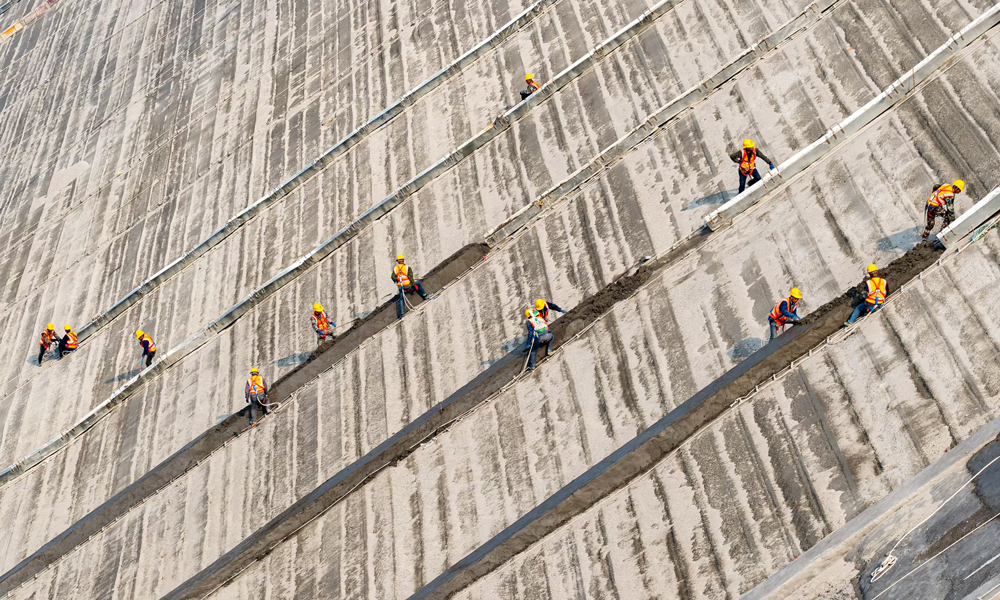 在南寧抽水蓄能電站建設工地上，2300名施工人員同時推進40余項施工任務。該工程將于年底前全面建成投產，其后每年最多可消納清潔能源21.6億千瓦時，并給廣西電力系統新增240萬千瓦的調節能力。