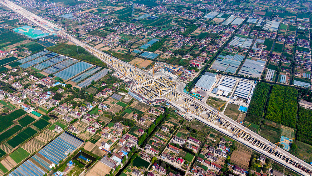 海門北站位于江蘇省南通市海門區，占地面積74220平方米，建筑面積131039平方米，其中核心區深度29.4米，為總長度1800米的一級超深超大基坑。站房包含負三層地下結構，兩臺六線車站，建成后將形成以高鐵站為核心，集高鐵、航空、城軌、地鐵等多種交通方式于一體的綜合交通樞紐。