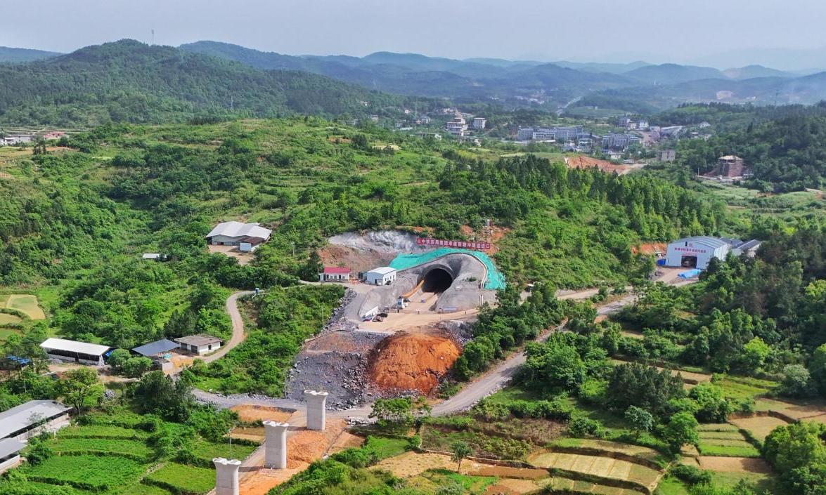 近日，中國中鐵中鐵四局承建的邵（陽）永（州）鐵路新塘沖隧道順利貫通。該隧道位于湖南省邵陽縣內，單洞雙線，全長315.69米，最大埋深19.76米，洞身穿越Ⅳ、Ⅴ級圍巖占比72%。邵永高速鐵路是國家“八縱八橫”呼南高速鐵路的重要組成部分，全長約96公里，設計時速350公里。項目建成后將貫通湖南中西部地區，形成湘粵第二高鐵通道，構建湘南、湘西全面對接格局。