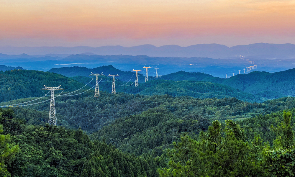 國家電網堅決扛牢電力保供首要責任，穩步推進迎峰度夏重點工程建設，為電網安全運行和電力可靠供應提供堅實基礎。圖為金沙江上游至湖北±800千伏特高壓直流輸電工程。