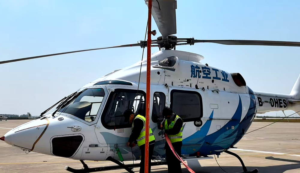 AC332直升機可廣泛應用于緊急醫療救護、應急救援、公務執法、高原作業和海上作業等領域。尤其是在高海拔地區可高效完成人員物資運輸、搜索救援、醫療救護等多種作業任務，并滿足高原地區現有及規劃機場間的轉運要求。