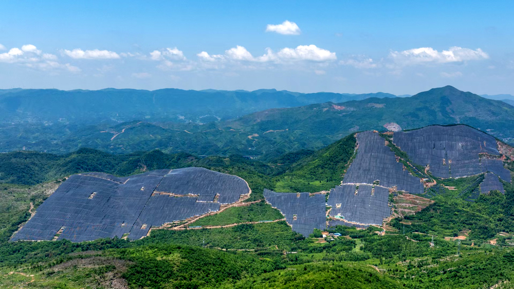 近日，國內單片區裝機規模最大的山地柔性支架光伏項目——華能通山南林光伏復合發電項目正式投產發電。項目位于湖北省咸寧市，由中國華能旗下華中分公司建設，華能清能院自主設計及施工。項目總容量220兆瓦，其中柔性支架裝機容量127兆瓦、單跨最大跨度51.4米。