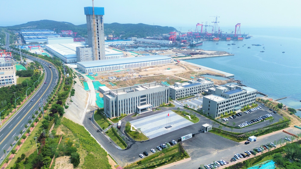近日，中國電氣裝備所屬山東電工電氣泰昇海纜全力加速推進項目建設，已投入運行的一期項目穩健運行。作為國內單體最大的海底電纜生產基地，山東泰昇海纜有限公司于2023年3月24日，在威海市經濟技術開發區正式成立，項目總投資達30.3 億元。圖為泰昇海纜廠區。