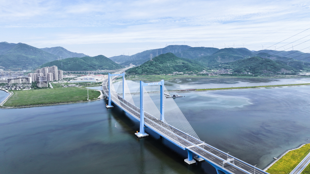 項目的建成，進一步完善了寧波舟山港海陸聯動集疏運網絡，大幅縮短穿山、梅山、六橫三大億噸級港區物流時效，推動三島港區協同發展。