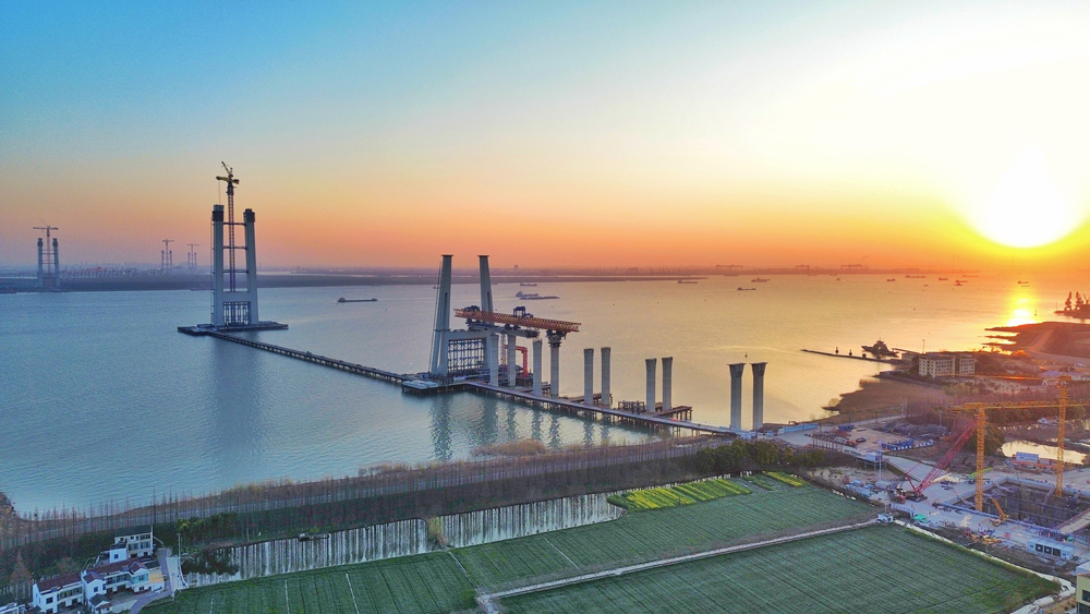 張靖皋長江大橋建成后，將有效提升蘇州、泰州和南通三地間的通行效率，對支撐長三角區域一體化戰略具有重要意義。