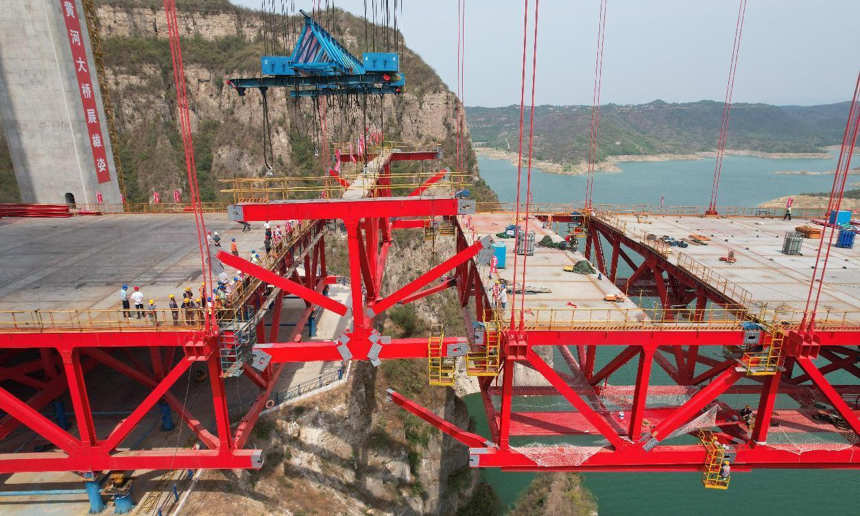 濟新黃河大橋位于黃河小浪底水庫上游30公里處，是濟新高速公路控制性工程。其創新采用的回轉纜索結構體系，突破了傳統懸索橋設計理念，通過單塔支撐與地錨式構造的有機結合，有效提升了橋梁跨越能力和結構穩定性。