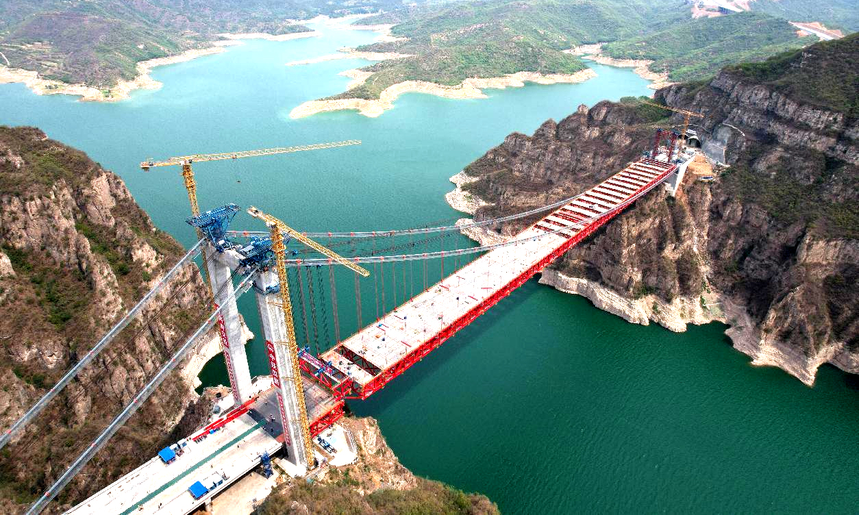 近日，中國中鐵旗下中鐵四局承建的世界首座獨塔單跨地錨式回轉纜懸索橋——濟新黃河大橋鋼桁梁全部吊裝完成。