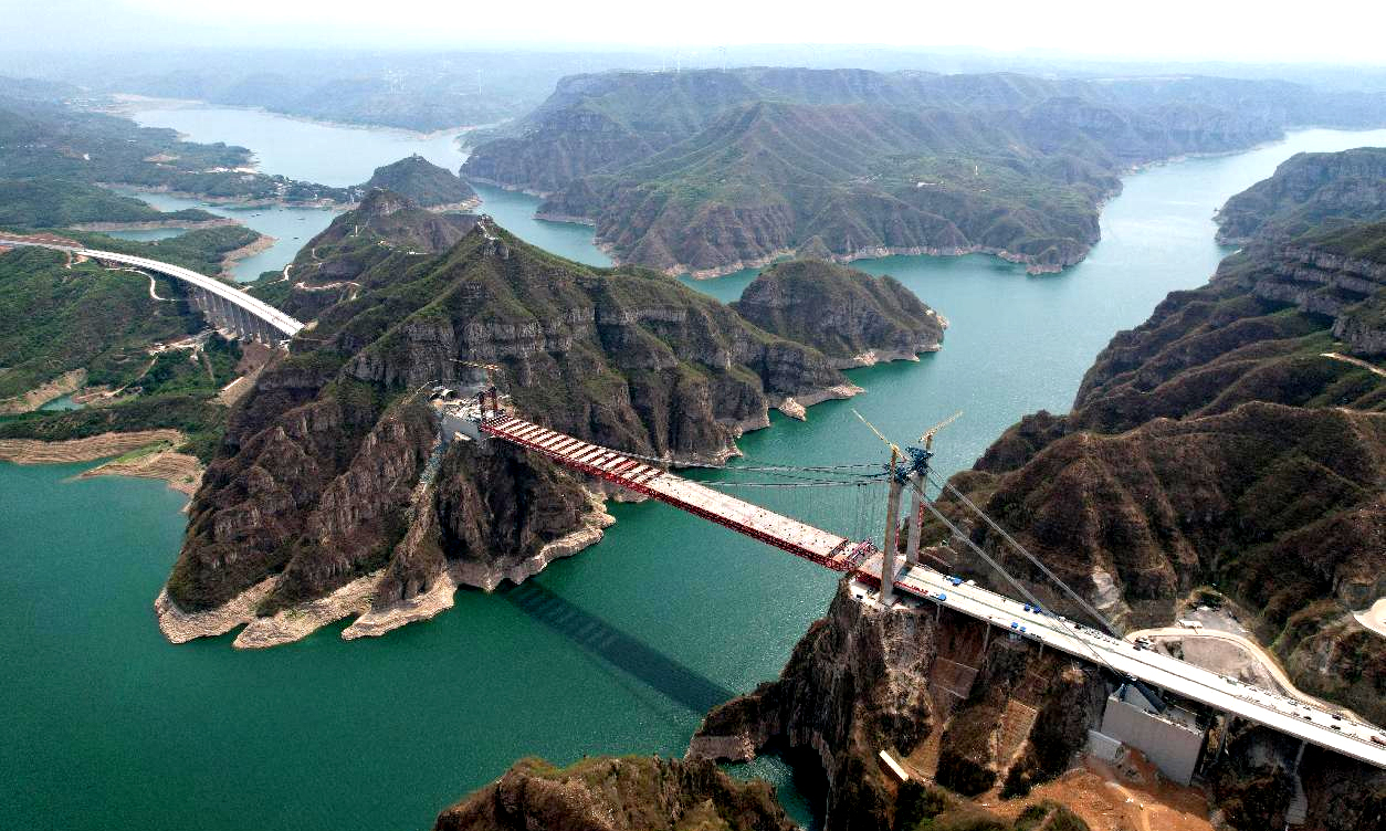 濟新黃河大橋主跨長555米，塔高109米，按雙向六車道高速公路標準建造，設計時速100公里。大橋橋面由鋼桁梁組成，共34個節段，寬37.4米，總重約1.02萬噸。此次吊裝的最后節段鋼桁梁長11.2米，桁高7.5米，重約100噸。