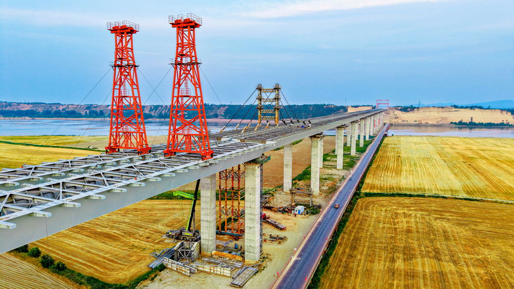 大橋兩岸分別為焦作市溫縣和鄭州市滎陽市，跨越黃河主河道而設的主橋全長3656米，共分7聯，分幅設計，橋面寬2×16.55米，上部結構為槽型開口鋼混組合梁，下部結構為花瓶墩、承臺樁基礎。主梁采用頂推法施工，最大懸臂長100米，是國內在建橋梁槽型開口鋼混組合梁中頂推懸臂跨度最大、規模體量第一的橋梁。中鐵工業中鐵九橋主要承擔該橋第5至7聯共計約1.89萬噸鋼結構制安任務。