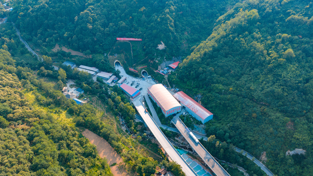 近日，由中國(guó)鐵建投資集團(tuán)投資建設(shè)，中鐵十二局、中鐵二十局等單位承建的陜西眉縣至太白高速公路全線重點(diǎn)控制性工程——太白山隧道雙線貫通。至此，眉太高速公路全線8座隧道全部貫通，這也標(biāo)志著眉太高速公路全線貫通，為今年全線建成通車(chē)奠定了堅(jiān)實(shí)基礎(chǔ)。圖為眉太高速太白山隧道進(jìn)口。