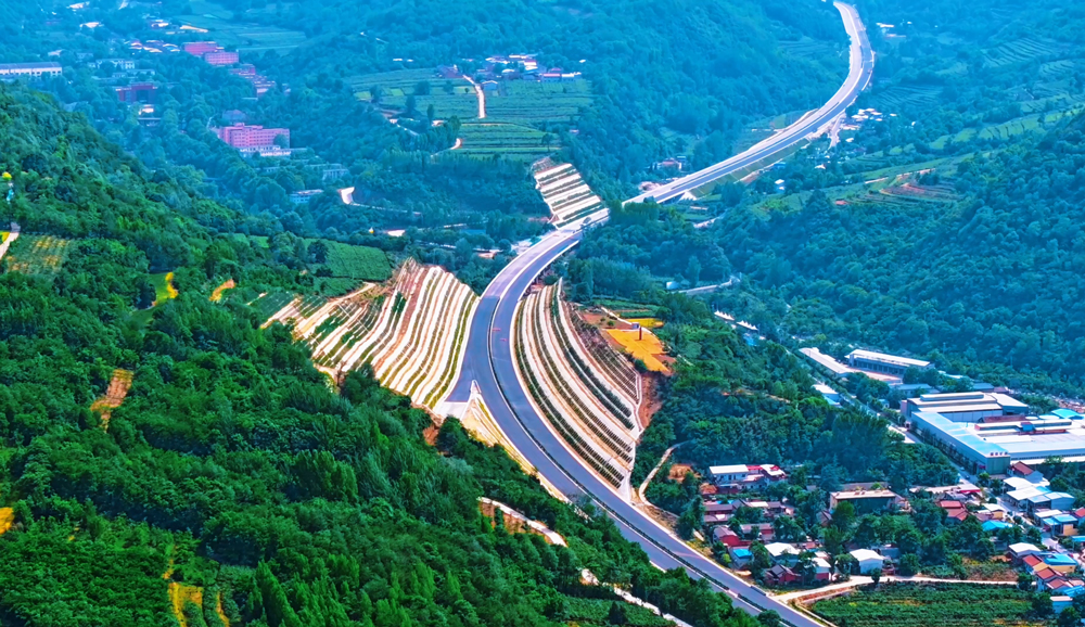 施工中，建設(shè)團(tuán)隊(duì)深入開(kāi)展秦嶺山地復(fù)雜環(huán)境下長(zhǎng)大隧道施工技術(shù)攻關(guān)，動(dòng)態(tài)優(yōu)化施工方案，創(chuàng)新運(yùn)用化學(xué)漿液快速注漿堵水加固等技術(shù)，成功穿越了多個(gè)斷層破碎帶。通過(guò)采用超前鉆探、地質(zhì)雷達(dá)等超前地質(zhì)預(yù)報(bào)方式，確保洞內(nèi)施工安全。圖為眉太高速公路遠(yuǎn)景航拍。