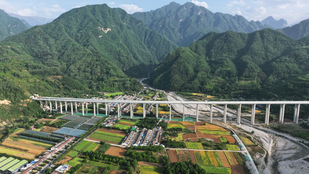 眉太高速公路全長(zhǎng)約75公里，建成通車(chē)后，對(duì)進(jìn)一步加強(qiáng)關(guān)中地區(qū)與陜南地區(qū)的聯(lián)系、完善陜西省高速公路網(wǎng)布局、暢通川陜交通大動(dòng)脈以及促進(jìn)區(qū)域經(jīng)濟(jì)高質(zhì)量發(fā)展具有重要意義。圖為眉太高速馬耳山石頭河特大橋。