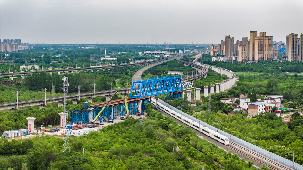 近日，中國中鐵旗下中鐵四局完成滬（上海）寧（南京）合（肥）高鐵重達千噸鋼桁梁跨越滬蓉鐵路滑移作業。