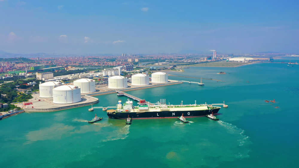 LNG運輸船“閩鷺”輪在中國海油湄洲灣“綠能港”完成靠泊。