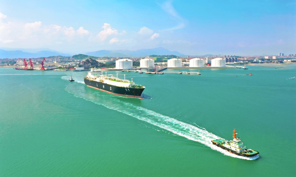 LNG運輸船“閩鷺”輪在中國海油湄洲灣“綠能港”完成靠泊。