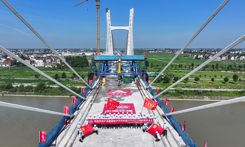 7月1日凌晨，由中國鐵建大橋局承建的滬渝蓉高鐵通泰揚特大橋跨引江河斜拉橋順利合龍。滬渝蓉高鐵通泰揚特大橋全長172.9公里，跨越江蘇南通、泰州、揚州三市。此次合龍的跨引江河斜拉橋全長522.3米，主跨220米，是滬渝蓉高鐵滬寧段首個實現合龍的斜拉橋。作為全線關鍵控制性節點工程，該橋的順利合龍為滬渝蓉高鐵通泰揚特大橋后續鋪軌及全線貫通創造了有利條件。新華社記者 季春鵬 攝