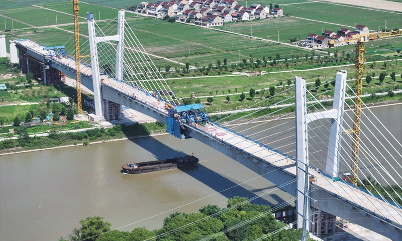 7月1日拍攝的滬渝蓉高鐵通泰揚特大橋跨引江河斜拉橋（無人機照片）。新華社記者 季春鵬 攝