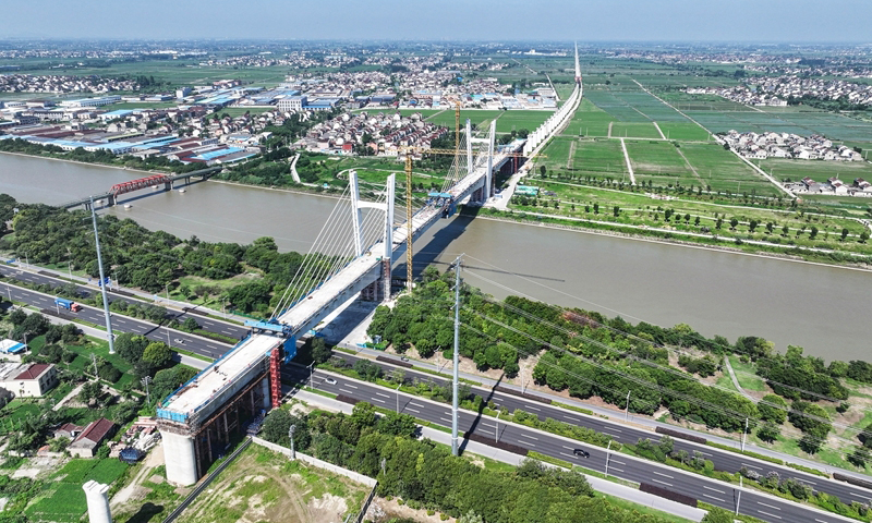 7月1日拍攝的滬渝蓉高鐵通泰揚特大橋跨引江河斜拉橋（無人機照片）。新華社記者 季春鵬 攝