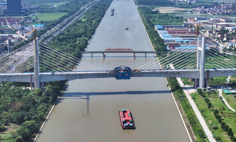 7月1日拍攝的滬渝蓉高鐵通泰揚特大橋跨引江河斜拉橋（無人機照片）。新華社記者 季春鵬 攝