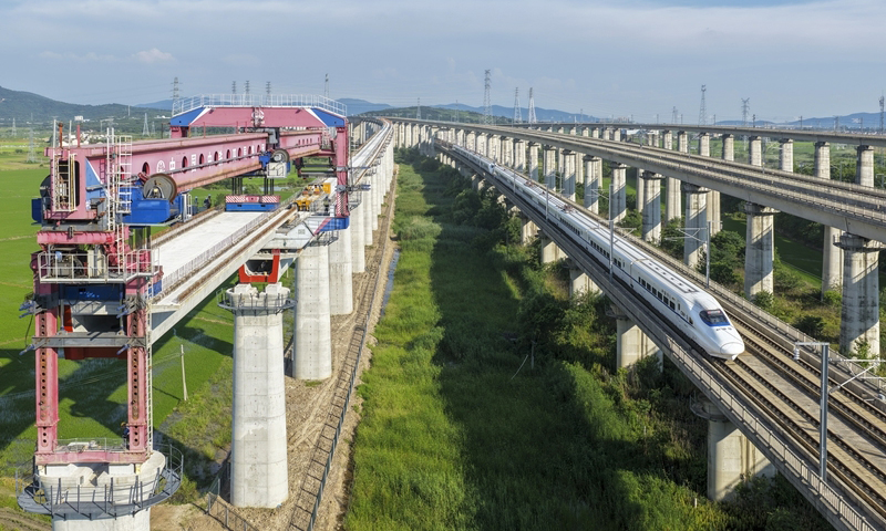中鐵四局巢馬城際鐵路架梁施工現場（7月1日，無人機照片）。新華社發（劉玉才 攝）
