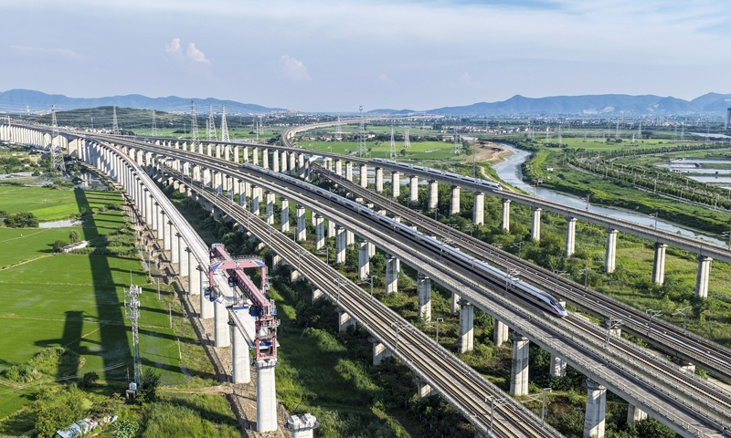 中鐵四局巢馬城際鐵路架梁施工現場（7月1日，無人機照片）。新華社發（劉玉才 攝）