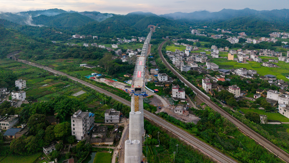 7月2日，中國(guó)中鐵旗下中鐵四局承建的南寧至珠海高鐵玉林至岑溪段義垌村跨益湛鐵路特大橋連續(xù)T構(gòu)梁成功轉(zhuǎn)體。至此，南珠高鐵玉岑段全線2處連續(xù)T構(gòu)轉(zhuǎn)體橋全部完成轉(zhuǎn)體施工，打通了架梁通道上的關(guān)鍵斷點(diǎn)。