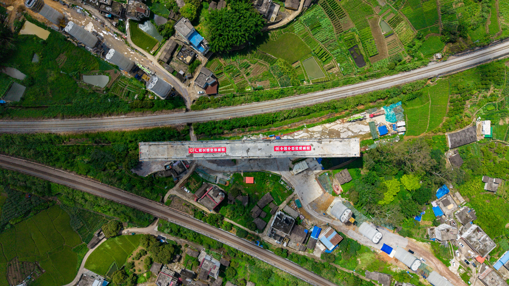 南珠高鐵玉岑段項(xiàng)目建成后，將進(jìn)一步改善桂東地區(qū)交通條件，對(duì)廣西打造粵港澳大灣區(qū)重要戰(zhàn)略腹地，推動(dòng)廣西北部灣經(jīng)濟(jì)區(qū)和粵港澳大灣區(qū)“兩灣聯(lián)動(dòng)”，促進(jìn)廣西全面深入對(duì)接粵港澳大灣區(qū)，提升兩廣通道質(zhì)量、擴(kuò)大兩廣通道能力，帶動(dòng)沿線經(jīng)濟(jì)發(fā)展具有重要意義。