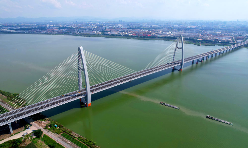 越東大橋建成通車后，將有效提升城市交通能級，打造紹興市“市區半小時交通圈、10分鐘上高速”綜合交通路網，推動實現越城區與濱海新區無縫銜接，助力紹興市“六橫八縱”快速路網體系更加完善，加快產業資源融合，為紹興市經濟發展和城市建設注入新的活力。