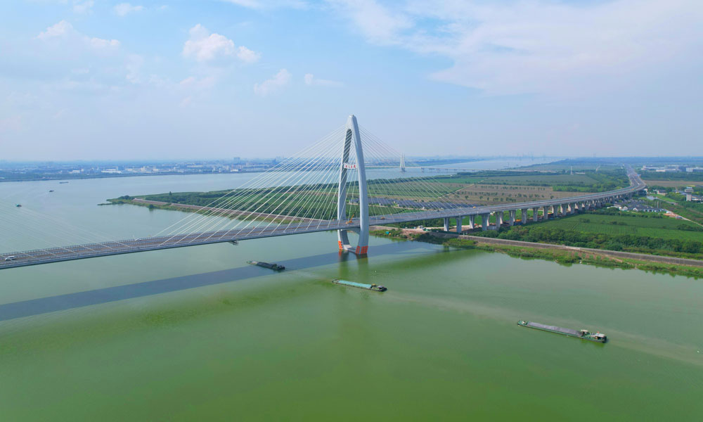 該連接線是浙江省大通道建設十大標志性工程——杭紹甬高速公路項目的重要組成部分，跨越曹娥江，路線全長約7.73公里，按一級公路兼顧城市道路標準建設。