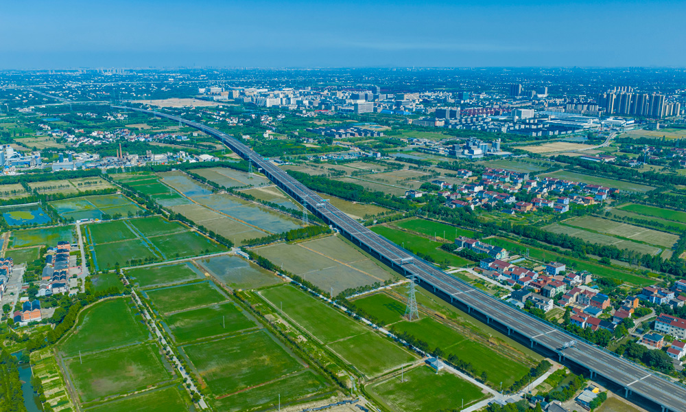 近日，中交集團所屬一公局集團、中交路建參建的浙江蘇臺高速公路（二期）建成通車，該項目全長44公里，主線設計時速120公里，包括橋梁、匝道、互通等工程。