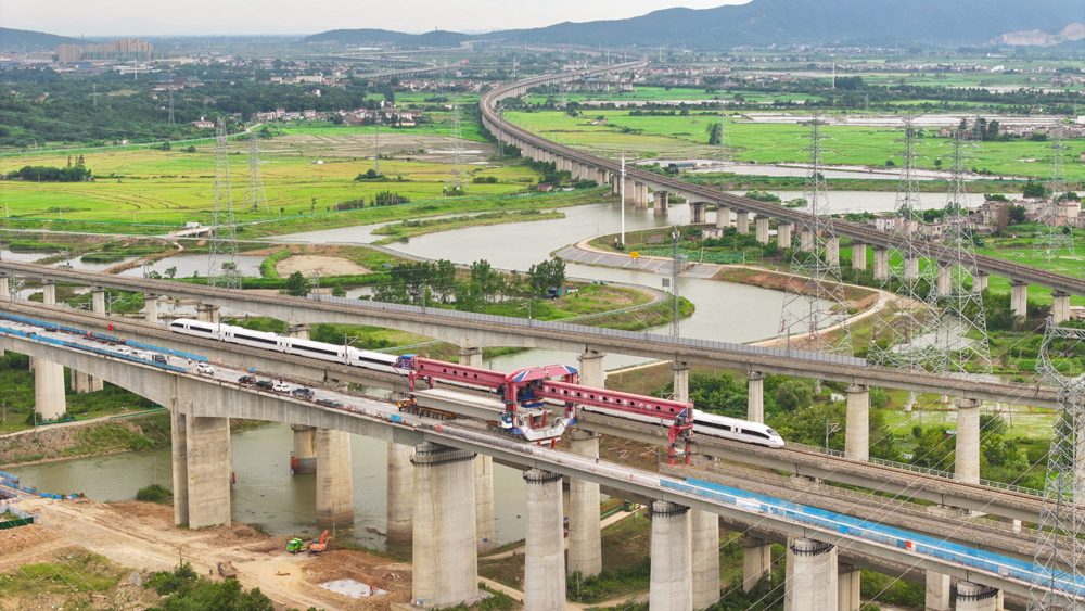 巢馬城際鐵路正線全長(zhǎng)61公里，橋梁占比高達(dá)73.8%，全線共需架設(shè)36座橋梁1449榀箱梁，且需多次跨越市政道路，緊鄰既有鐵路營(yíng)業(yè)線及超高壓電力線；箱梁型號(hào)多達(dá)10余種，特殊跨度多、梁型復(fù)雜，具有工程規(guī)模大、難度高、風(fēng)險(xiǎn)點(diǎn)多等施工特點(diǎn)。此次架設(shè)的為單線簡(jiǎn)支箱梁，長(zhǎng)32.6米、重約431.75噸。