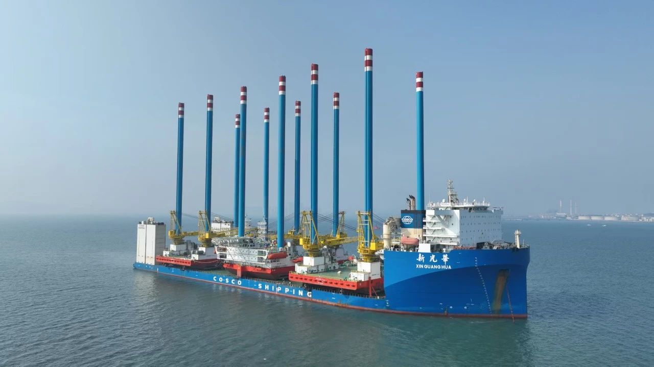 近日，中國遠(yuǎn)洋海運集團(tuán)旗下中遠(yuǎn)海運特運10萬噸半潛船“新光華”輪，成功完成青島至阿聯(lián)酋沙迦的超大型平臺運輸任務(wù)，跨越5904海里，將總重超2.4萬噸、單腿長108 米的三個自升式生活平臺安全送達(dá)，并順利完成卸貨。