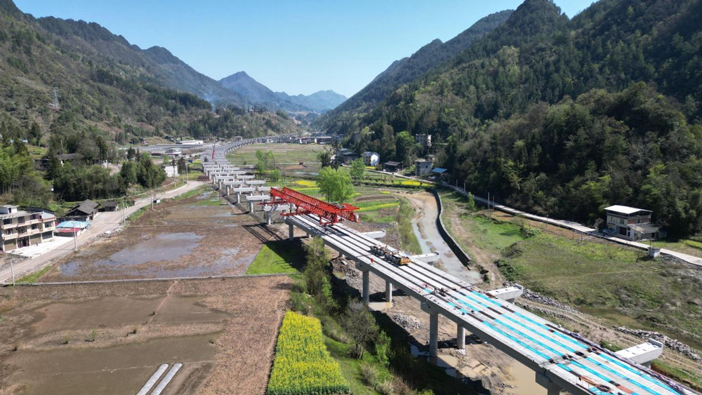 近日，中鐵六局承建的利咸高速荷花村特大橋下部結構施工全部完成。利咸高速全線全長84.5公里，其中，荷花村特大橋位于湖北利川市沙溪鄉荷花村，橋長2910米，橋面凈寬12.5米，是全線最長的一座特大橋。利咸高速是國家重點規劃項目之一，是湖北省“九縱五橫三環”高速公路網中“縱九”線的重要組成部分。項目建成后，利川至咸豐車程由2小時縮短至40分鐘。