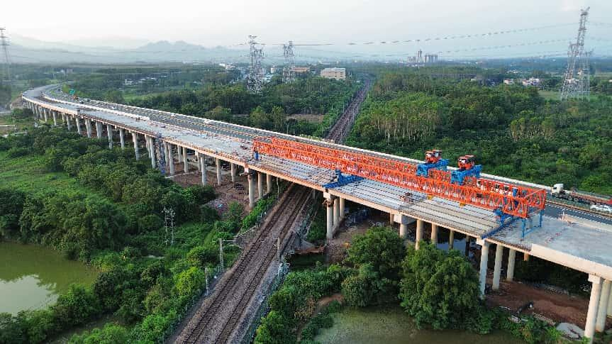 近日，中鐵一局承建的長深高速擴建 T4 標段控制性工程——橫嶺大橋箱梁架設任務全部完成。長深高速河惠段改擴建項目全長約116.6公里，中鐵一局承建T4標段工程路線全長17.1公里。其中橫嶺大橋長738.5米，是長深高速改擴建工程全線范圍內最長的橋梁。目前，該項目路基工程基本完成，路面工程完成85%，預計今年建成通車。