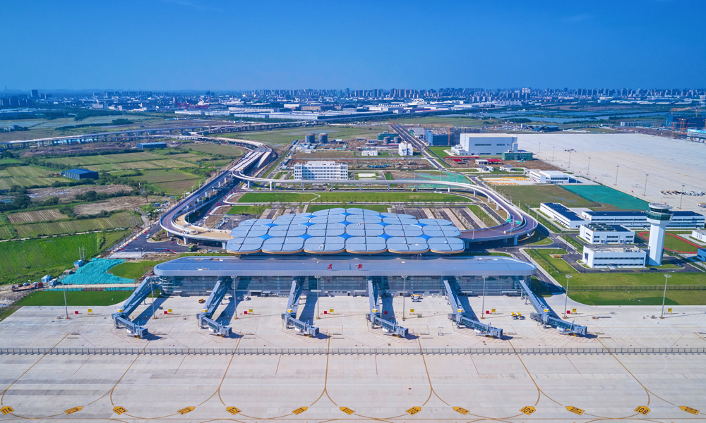 近日，中國建筑旗下中建三局承建的嘉興南湖機場項目通過竣工驗收。該項目位于浙江省嘉興市秀洲區(qū)，總建筑面積約5.47萬平方米，投運后將成為全國第二個、長三角第一個專業(yè)航空貨運樞紐，助力構建“一心三圈三大千億產業(yè)”的新型臨空產業(yè)體系，打造全球航空物流樞紐和臨空智造匯聚高地。