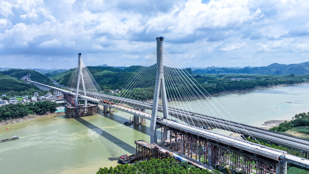 近日，隨著大橋主橋合龍段鋼箱梁最后一道焊縫完美收弧，中國中鐵旗下中鐵大橋局承建的柳州至廣州鐵路柳州至梧州段（簡稱柳梧鐵路）控制性工程盤龍柳江特大橋實現毫米級高精度合龍。該橋位于廣西來賓市境內，全長3787.424米，主橋長629米、主跨長326米，為鋼—混凝土混合箱梁雙塔雙索面斜拉橋，距既有柳北高速公路約50米。