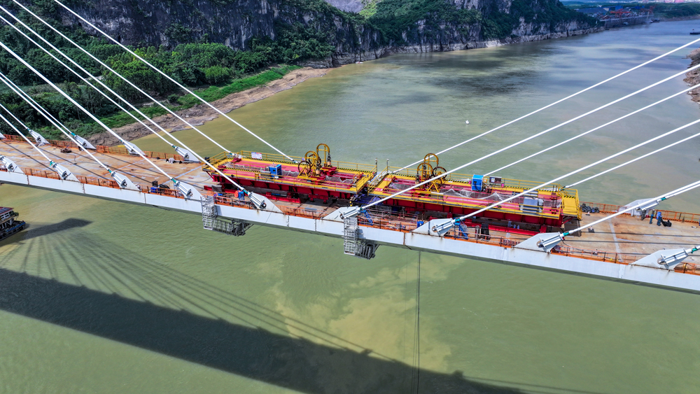 大橋主橋橋位地質條件復雜，水下局部存在溶槽、溶孔、溶洞等溶蝕現象，溶洞多呈串珠狀發育。項目團隊應用“地質CT”技術提前摸清地下情況，創新采用“全回轉+旋挖鉆”組合工藝，在復雜巖層中精準鉆孔，有效避開了涌水涌沙的風險，主墩鉆孔樁7天/根，創下廣西巖溶區施工速度新紀錄。