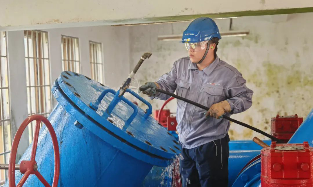 中廣核旗下環(huán)保陽江項目部維修技工在水廠進出水間沖洗T型過濾器表面和端蓋接觸面，保障水廠設(shè)備穩(wěn)定運行。