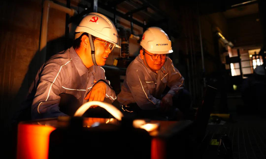 中廣核旗下紅沿河核電機械部作業(yè)班組工作人員進行主蒸汽安全閥在線壓力整定試驗。