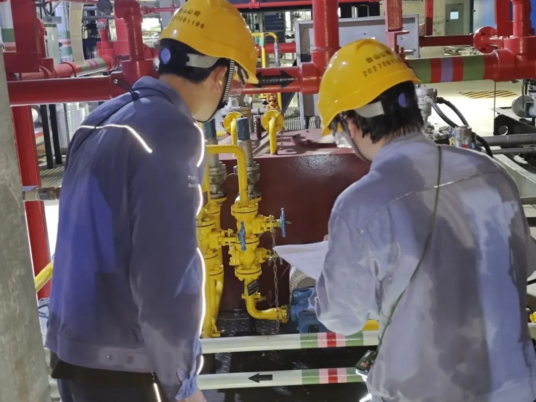 中廣核旗下臺山核電運行人員核對AAD（啟動和停運給水系統(tǒng)）電動潤滑油泵的設(shè)備狀態(tài)。