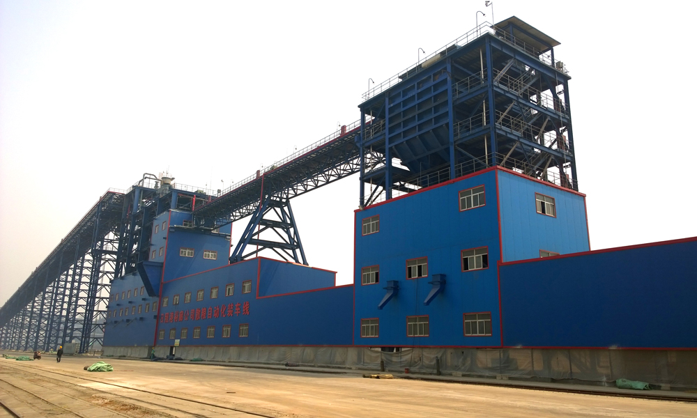 中國煤炭科工集團旗下科工儲裝自主研發的港口多種散裝物料鐵路快速定量裝車裝備，已深度覆蓋沿海重要港口。截至目前，全國各大港口已有22套裝備系統實現常態化穩定運行，另有7套裝備正在加緊建設中。未來，科工儲裝將深度融合人工智能和數字孿生技術，通過打造更智能、高效、綠色的港口裝車解決方案，為散裝物料儲裝行業的發展持續貢獻“煤科力量”。